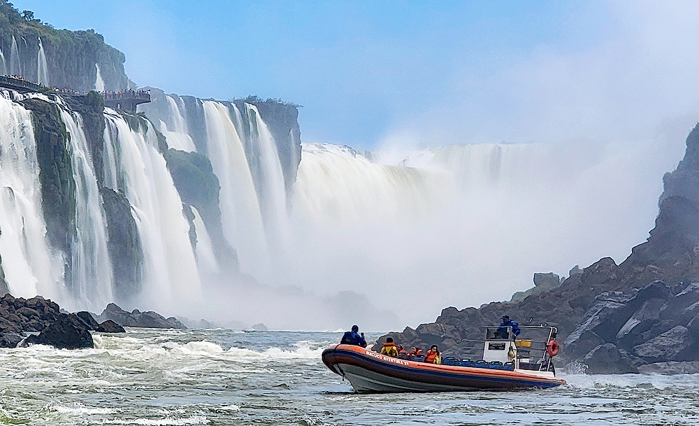 https://vpinvestments.blob.core.windows.net/images/spotlight/Iguazu-Falls-Boat-Tour.jpg