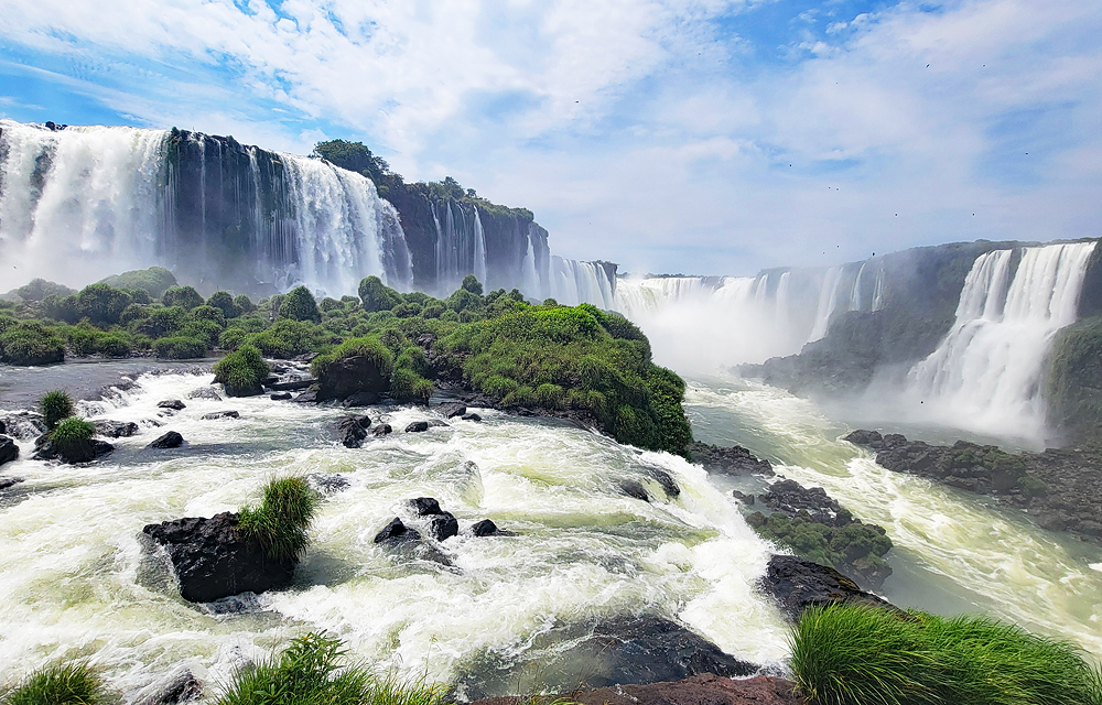 https://vpinvestments.blob.core.windows.net/images/spotlight/Iguazu-Falls-from-Platform.jpg